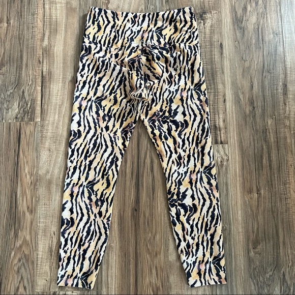 🦊RARE Lorna Jane Tiger Print 7/8 Legging (S/M)​​​ - Picture 4 of 9